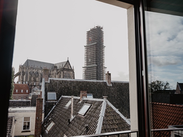 Uitzicht op de domtoren vanuit de hotelkamer