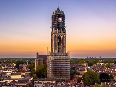 prachtige foto van de domtoren, zo'n honderd meter van het hotel vandaan